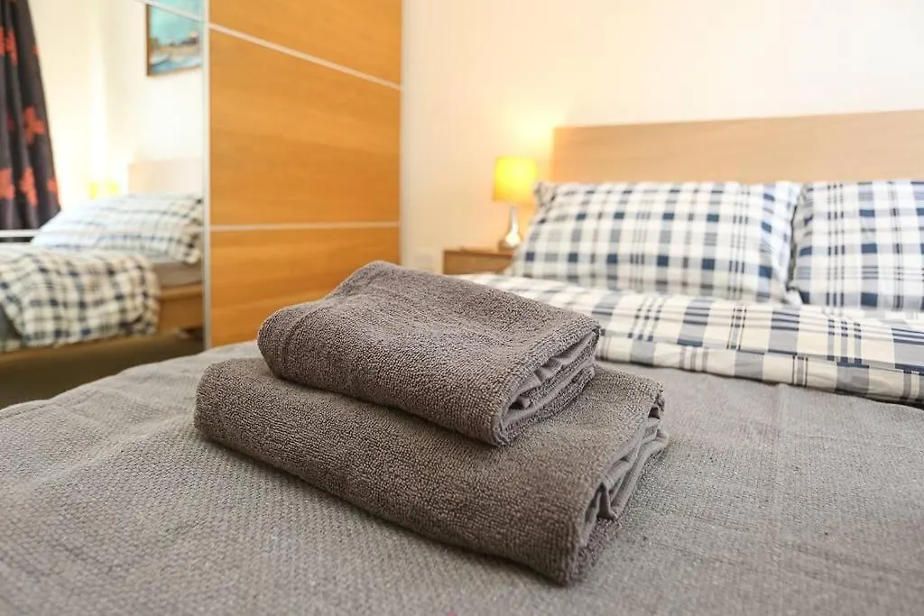 3Bed/2Bath Duplex Apartment - Pure Bliss Belfast 0*,